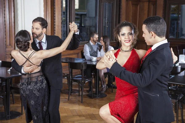 Mulher sorridente realizando tango com parceiro — Fotografia de Stock