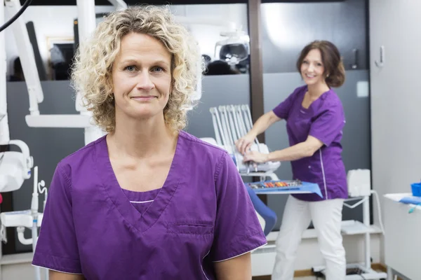Pewni asystentów uśmiechający się w stomatologii — Zdjęcie stockowe
