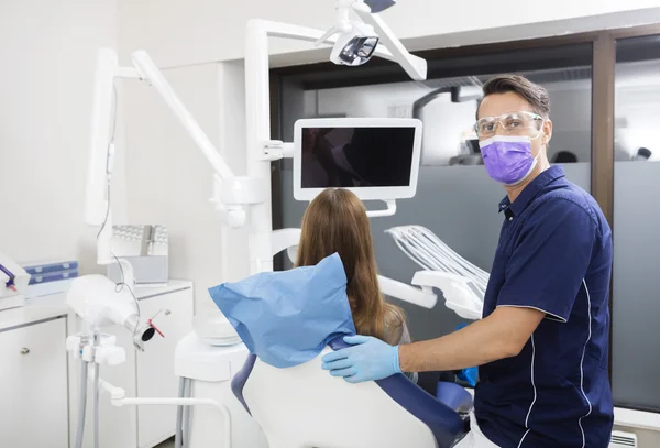 Mitten av vuxen tandläkare av kvinnlig Patient på klinik — Stockfoto