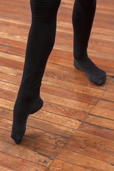 Nízké část mužského baletu trenér na podlaze — Stock fotografie