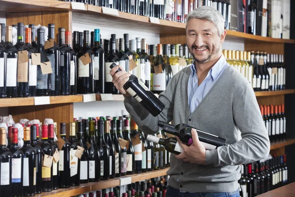 Männliche Kundin kauft Weinflaschen im Geschäft — Stockfoto