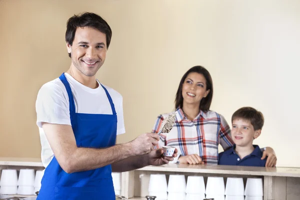 Glücklicher Kellner, der Eis in Tasse serviert — Stockfoto