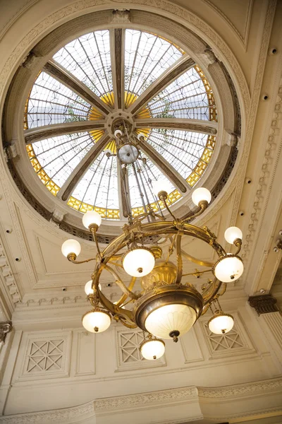 Chandelier Hanging From Cupola In Cafe — Stock Photo, Image