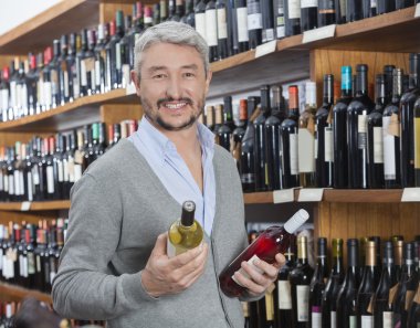 Kırmızı ve beyaz şarap şişeleri deposunda tutarak müşteri