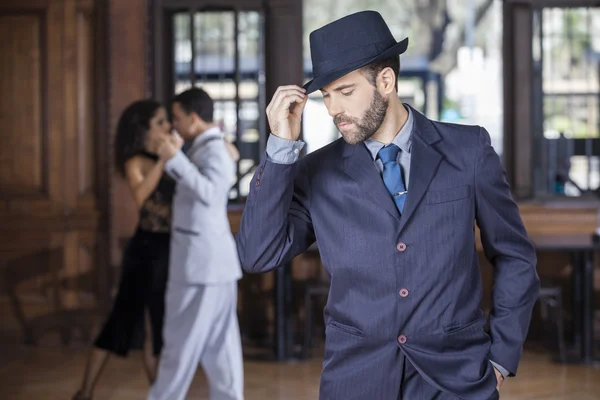 Tango ballerino tenendo cappello mentre i partner si esibiscono nel ristorante — Foto Stock