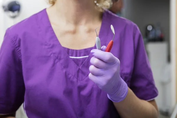 Midsection av tandläkare som innehar Scaler och spegel — Stockfoto