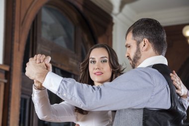 Tango dansçısı nazik kucaklama adım adam ile gerçekleştirme