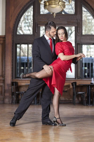 Samec a samice smyslný partneři vysoké noze zábal — Stock fotografie