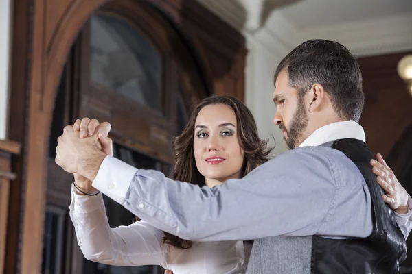 Danseur de tango effectuant étape douce embrasser avec l'homme — Photo