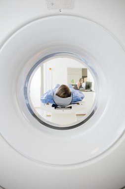 Hasta geçiren Ct taraması sırasında bilgisayarları kullanan doktorlar