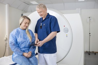 Hastayı MRI makinesinde için doktor gösteren dijital Tablet