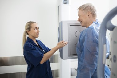 Radyolog Pati bakarken Xray makine doğru el hareketi