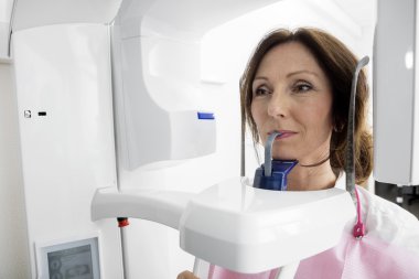 Dijital panoramik Xray klinikte makinasıyla hasta