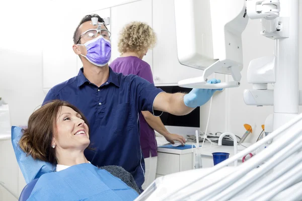 Dentista Examinando Paciente Feminina Enquanto Assistente Trabalhando na Clin — Fotografia de Stock