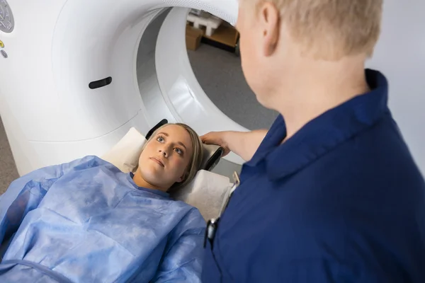 Radiólogo preparando a una paciente femenina para una resonancia magnética en el hospital —  Fotos de Stock