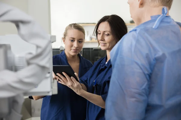 Radiologi che utilizzano Tablet Computer dal paziente — Foto Stock