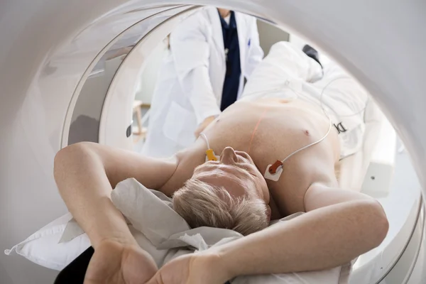 Hombre pasando por una tomografía computarizada en el hospital —  Fotos de Stock