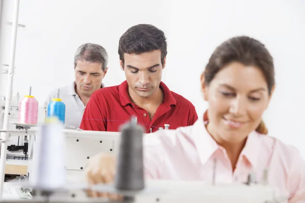 Rij van kleermakers In naaien fabriek werken — Stockfoto