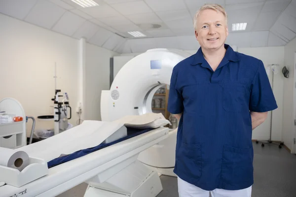 Radioloog In uniforme permanent door Mri-Machine — Stockfoto