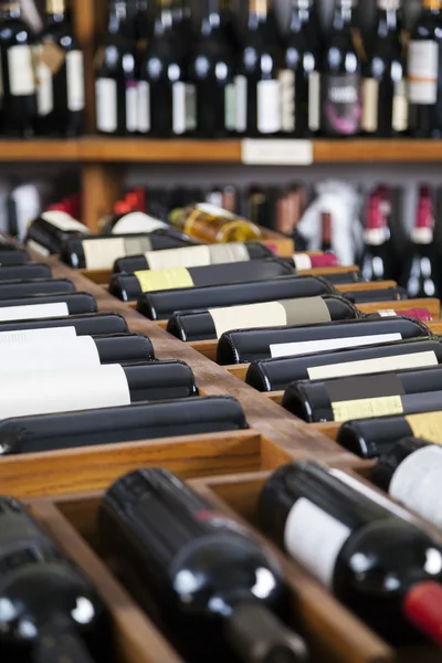 Garrafas de vinho exibidas em rachas — Fotografia de Stock