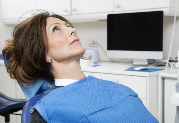 Paciente sentado en la clínica de dentistas —  Fotos de Stock