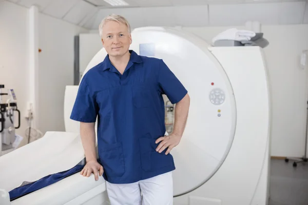 Mri 装置に傾いた男性自信を持って放射線技師 — ストック写真