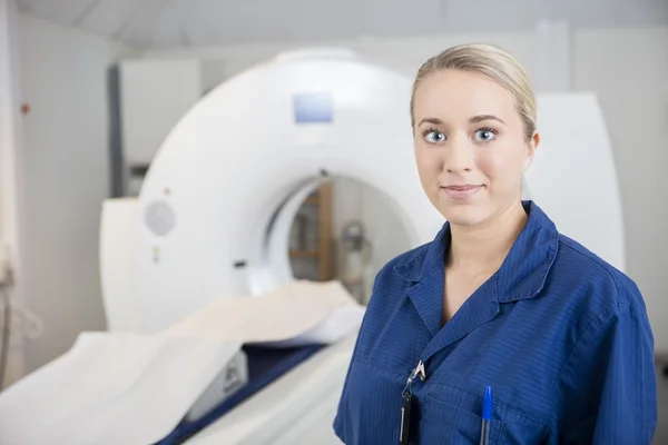 Jeune professionnel debout par la machine d'IRM à l'hôpital — Photo