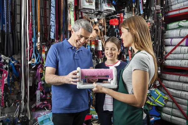 Pai e filha comprando gato Scratcher da vendedora — Fotografia de Stock