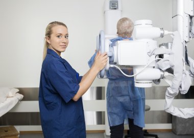 Üniformalı Xray hastanın alarak kendine güvenen kadın profesyonel