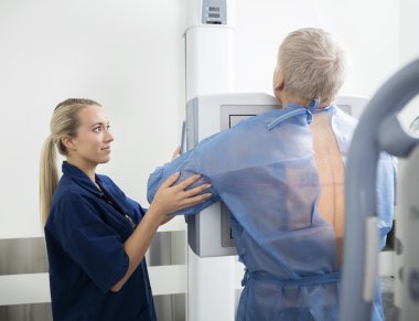 Kadın radyolog olgun hastanın göğüs Xray alarak