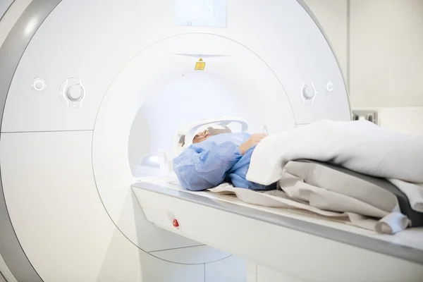 Patient trägt Kopfspule während des MRI-Scans — Stockfoto