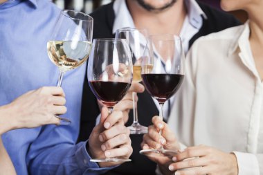 Şarap bardakları Toasting arkadaş kırpılmış görüntü