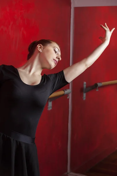 练习芭蕾舞蹈工作室中的女人 — 图库照片