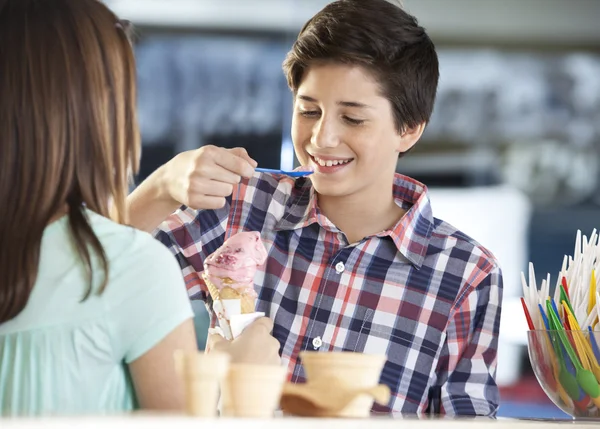 Junge mit Erdbeereis im Stehen mit Schwester — Stockfoto