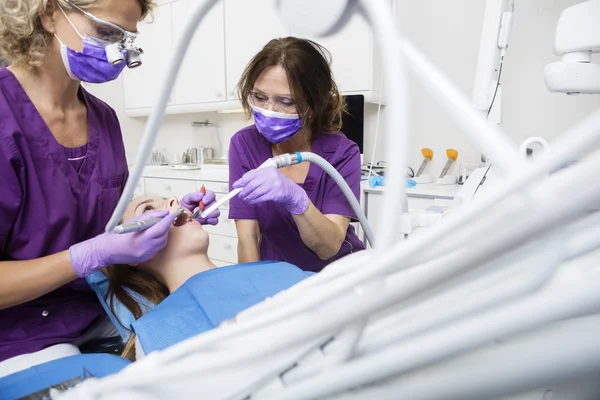 Dentistas que trabalham nos dentes dos pacientes — Fotografia de Stock