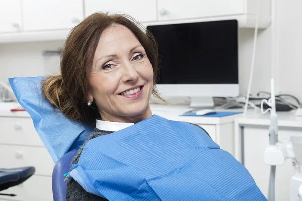 Uśmiechnięty pacjent siedzi w klinice Dentyści — Zdjęcie stockowe