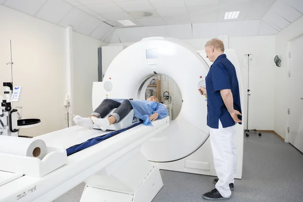 Patient Lying On MRI Machine While Male Doctor Operating It — Stock Photo, Image