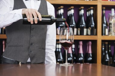 Kırmızı şarap cam dökme barmen midsection