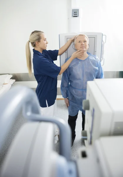 Radiologe richtet Kopf des Patienten vor der Röntgenaufnahme ein — Stockfoto