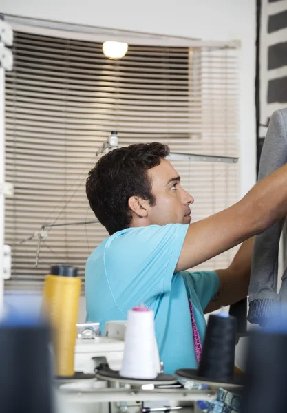 Kleermaker In naaien fabriek werken — Stockfoto