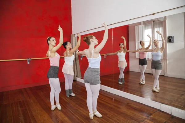 Bailarinas actuando frente al espejo — Foto de Stock