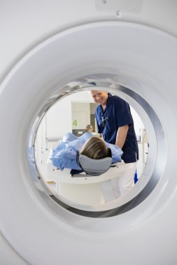 Erkek arayan kadın hasta geçiren Ct taraması doktor