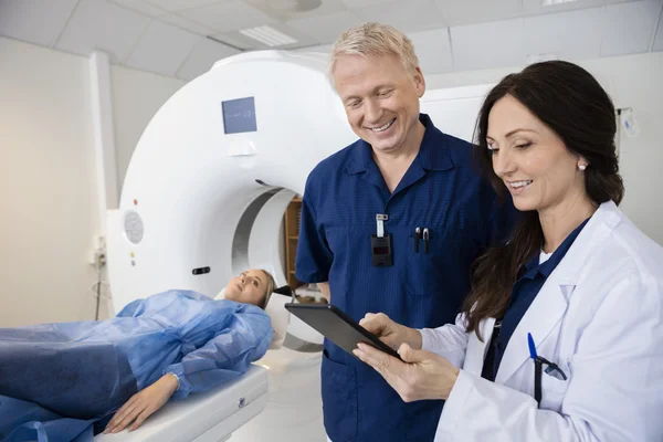 Colleagues Discussing Over Tablet Computer — Stock Photo, Image