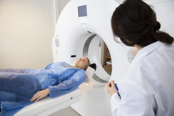 Ασθενής ξαπλωμένος σε μηχανή Mri — Φωτογραφία Αρχείου