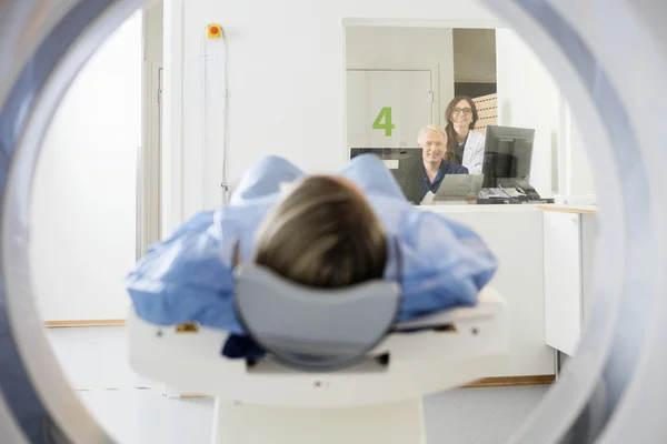 Artsen kijken naar patiënten die een Ct-Scan — Stockfoto