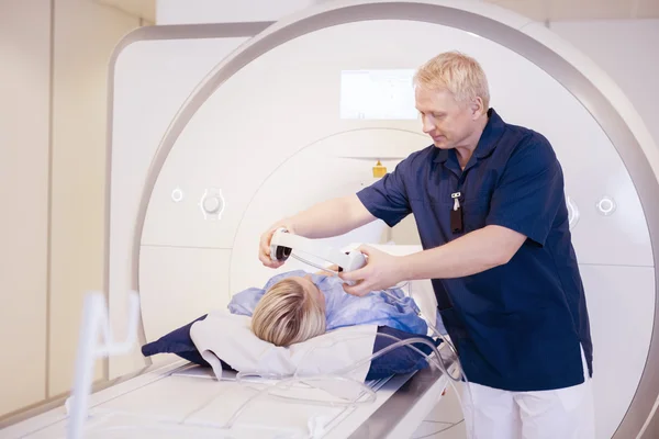 Radiologist Putting Headphones On Female Patient — Stock Photo, Image