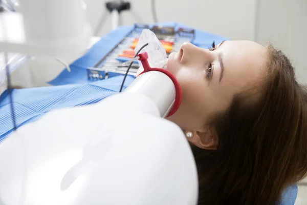 Paciente femenina usando máquina de rayos X —  Fotos de Stock