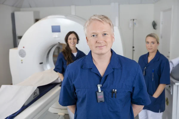 Radiologista Masculino Confiante Com Colegas — Fotografia de Stock