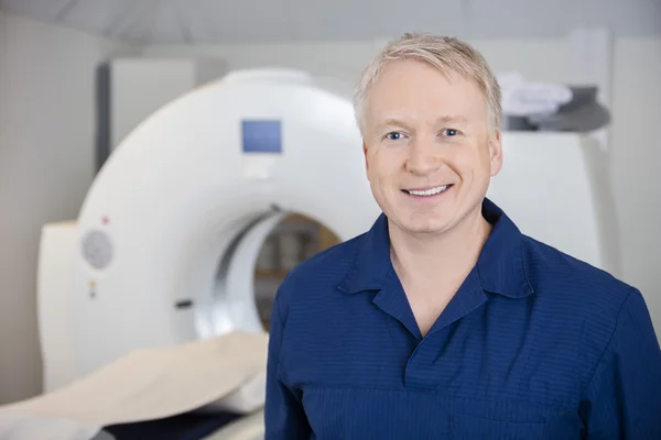 Professionnel debout par la machine d'IRM dans la clinique — Photo