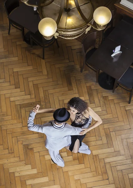 Dançarinos de tango realizando no chão de madeira — Fotografia de Stock